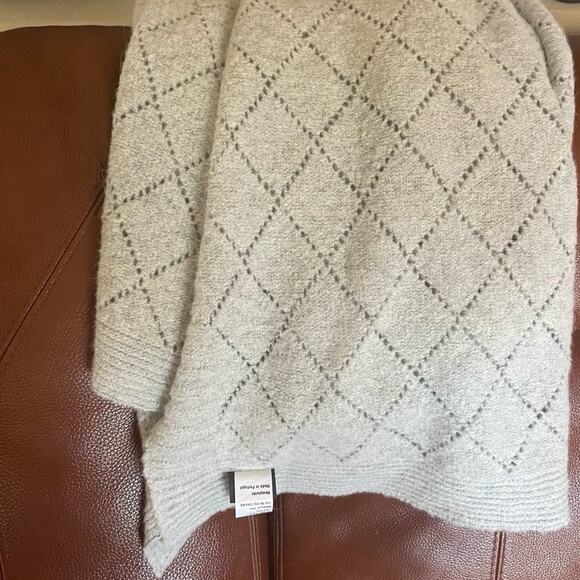 Roca Home luxury wool blend throw blanket - Picture 2 of 7